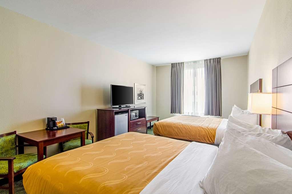 Quality Inn & Suites Near Tanger Outlet Mall Gonzales Room photo